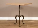 une petite table avec un plateau en bois sur un plancher en bois