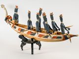 un bateau en bois avec un groupe de personnes à bord