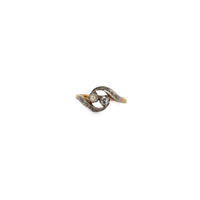 gros plan d'une bague en diamant sur fond blanc