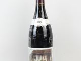 une bouteille de vin posée sur une table