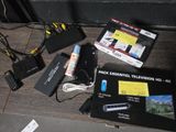 beaucoup d'appareils électroniques posés sur le sol
