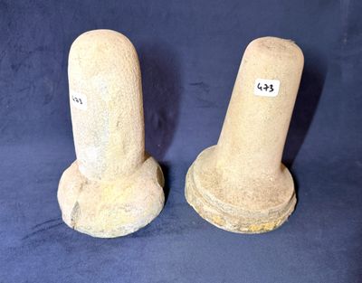 une paire de bougeoirs en pierre comportant des chiffres sur fond bleu