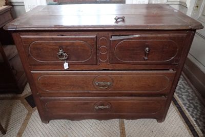 une commode en bois surmontée d'un miroir