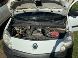 une voiture dont le capot est ouvert et dont le moteur se trouve dans le coffre