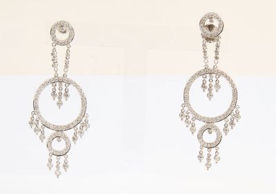 deux photos d'une paire de boucles d'oreilles ornées de diamants