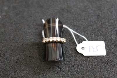 un anneau posé sur un objet noir