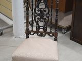 une chaise qui se trouve au milieu d'une pièce