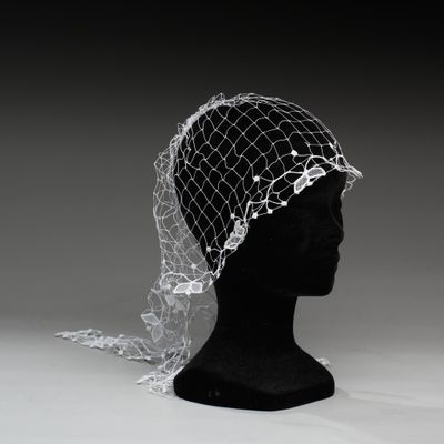 un gros plan sur la tête d'un mannequin recouverte d'un voile