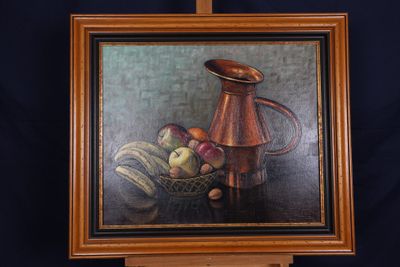 une nature morte représentant un pichet en cuivre et des fruits
