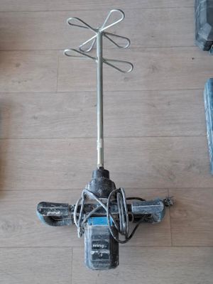 une radio fixée à un poteau au sol