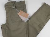 pantalon kaki pour homme avec une étiquette à l'arrière