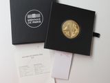 un gros plan d'une boîte noire contenant une pièce d'or