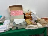 une table verte avec une nappe verte et une nappe verte