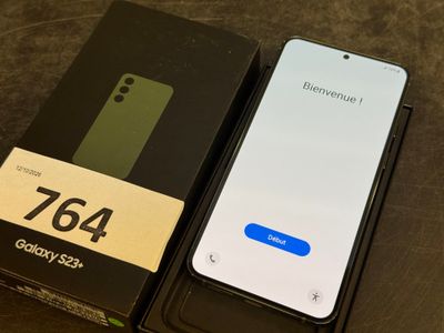 un gros plan d'une boîte contenant un téléphone, posée sur une table