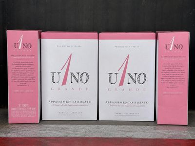 trois cartes du jeu « Uno » posées les unes à côté des autres sur une étagère