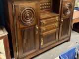 une armoire en bois qui comporte de nombreux tiroirs à l'intérieur