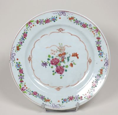 une assiette avec un motif floral sur un support