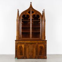 Une bibliothèque ou vitrine exceptionnelle, en noyer, ornée … (photo 2)