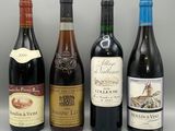 plusieurs bouteilles de vin sont alignées sur une table