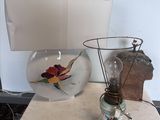 une lampe posée sur une table à côté d'un vase