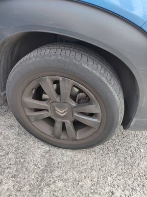 un gros plan sur un pneu d'une voiture bleue