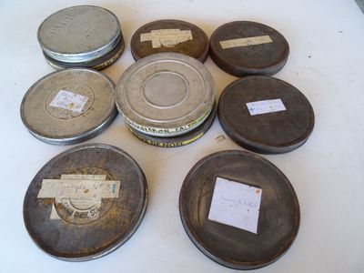 de nombreuses boîtes de conserve posées sur une table