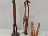 de nombreux objets divers exposés sur la table