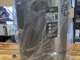 un sac en plastique posé sur une table en bois