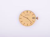 une image représentant une horloge dorée sur un fond blanc