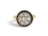gros plan d'une bague en diamant et saphir sur fond blanc