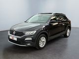 un SUV Volkswagen noir garé dans une grande pièce