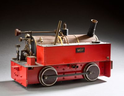 un petit train avec une locomotive rouge sur un fond blanc