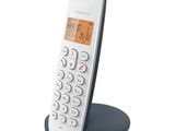 gros plan d'un téléphone sur un support sur fond blanc