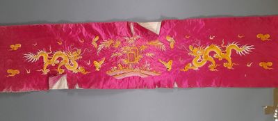 une banderole rouge et jaune accrochée au mur