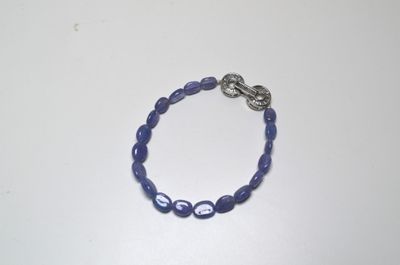 Un bracelet composé de + de 18 cts env de tanzanites cabocho…