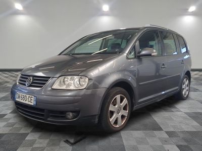 une photo d'un VW Tourer gris garé sur un sol à damier