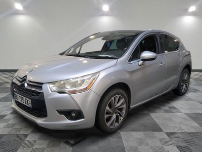 la voiture argentée est garée sur un sol en damier dans le garage