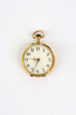 une montre de poche en or avec un cadran blanc sur une surface blanche