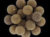de nombreuses petites boules de nourriture sur une surface noire
