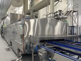 une photo d'une usine avec un tapis roulant et un tapis roulant