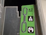 un récipient en plastique contenant une paire de ciseaux