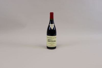 la bouteille de vin est posée sur une surface blanche