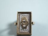 une photo d'une bague sur laquelle figure le portrait d'une femme