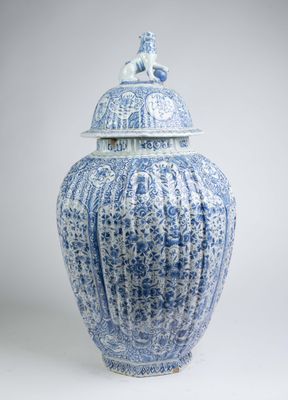 pot en porcelaine bleue et blanche avec couvercle, surmonté d'un oiseau