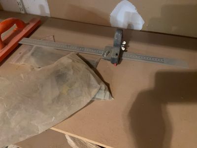 une feuille de papier posée sur une table, avec une règle dessus