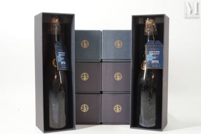 une bouteille de vin dans un carton, avec six cartons derrière