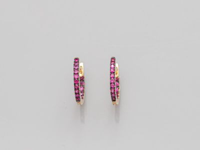 une paire de boucles d'oreilles créoles en saphir rose et diamants