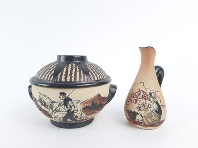 deux petits vases posés l'un à côté de l'autre sur une surface blanche