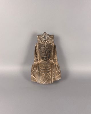 l'image d'une statue de femme avec une couronne sur la tête