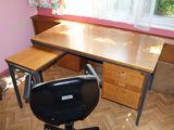 un bureau avec une chaise devant une fenêtre